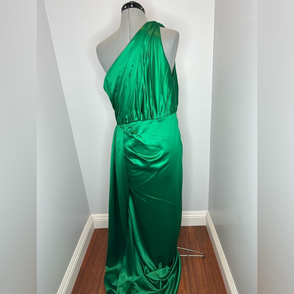Elegant Green One-Shoulder Dress - Picture 5 of 15